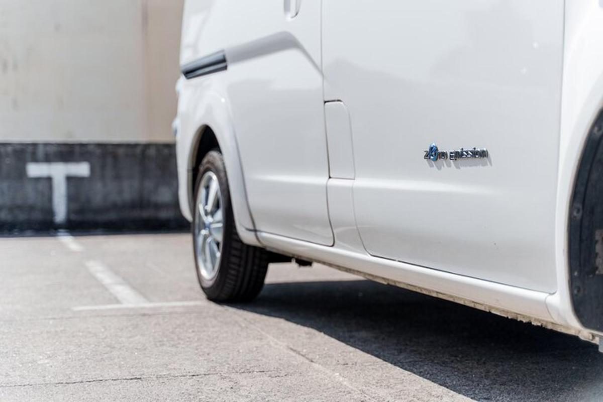 sebuah mobil van putih diparkir di tempat parkir