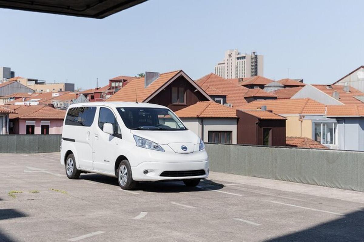 sebuah mobil van putih diparkir di tempat parkir
