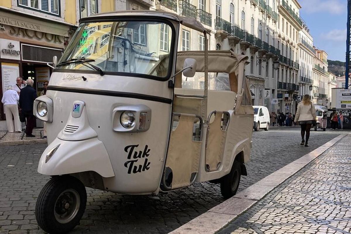 mažas automobilis, pastatytas miesto gatvėje
