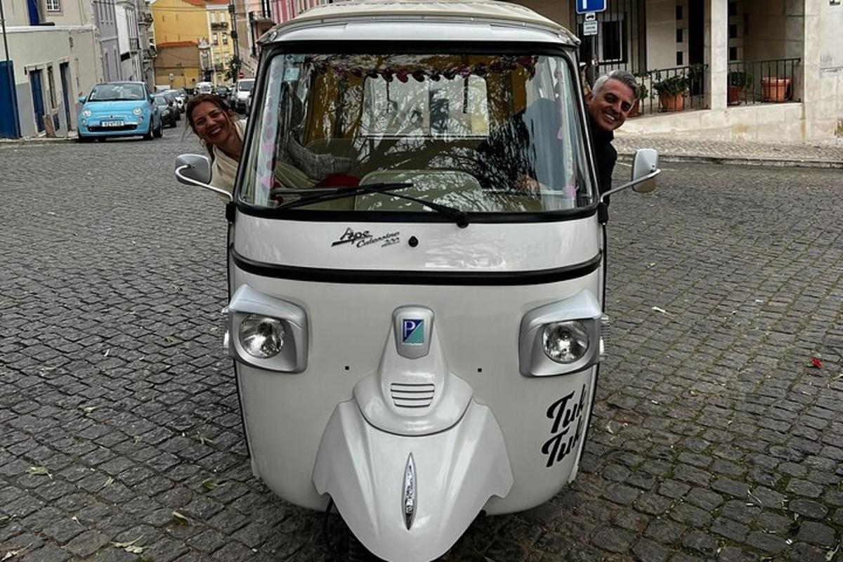 zwei Männer stehen vor einem kleinen Fahrzeug