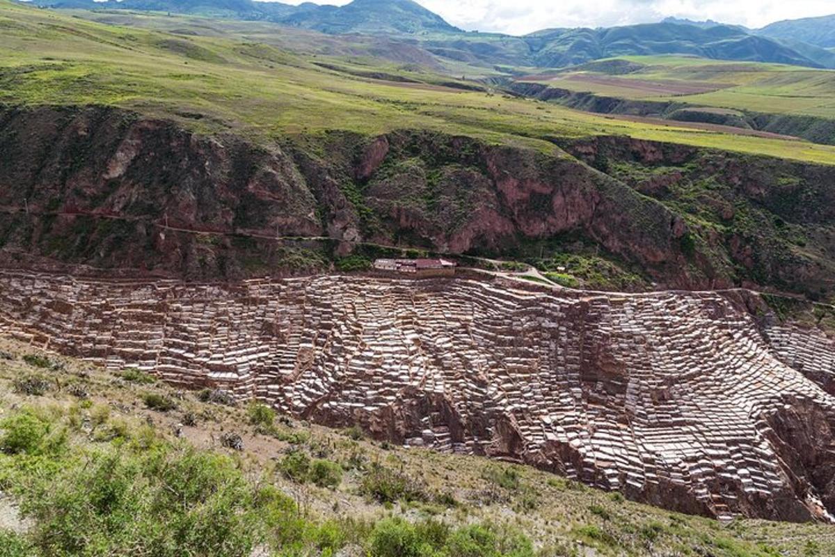 um antigo anfiteatro na encosta de uma montanha