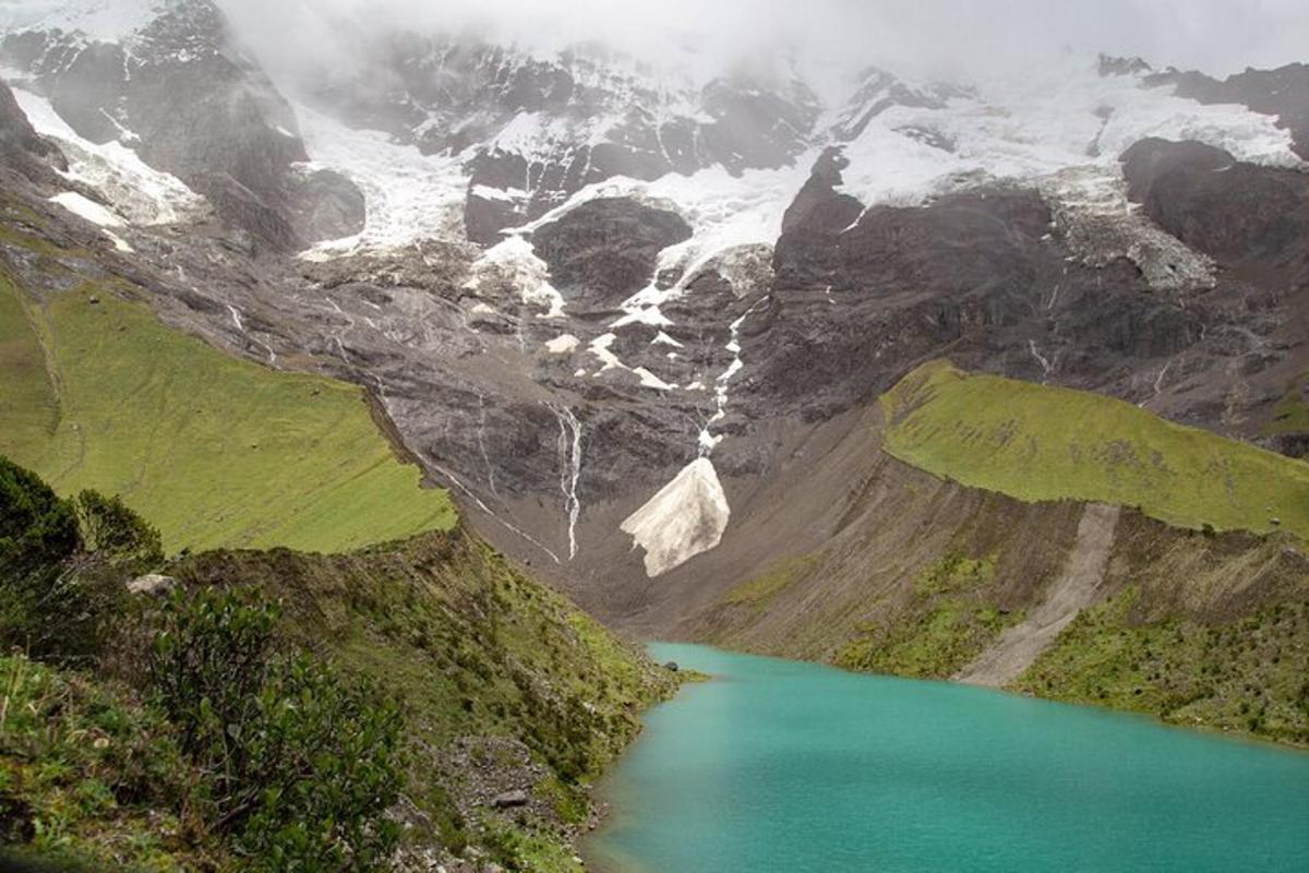 gunung dengan tasik biru di tengah-tengahnya