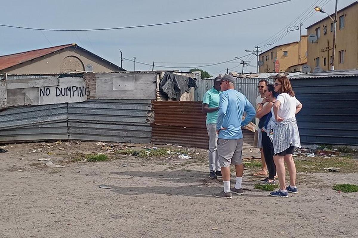 skupina lidí stojících před budovou