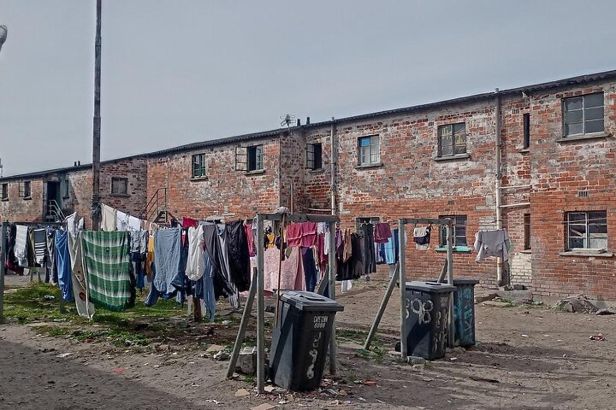 cihlová budova s oblečením visícím na šňůře na prádlo