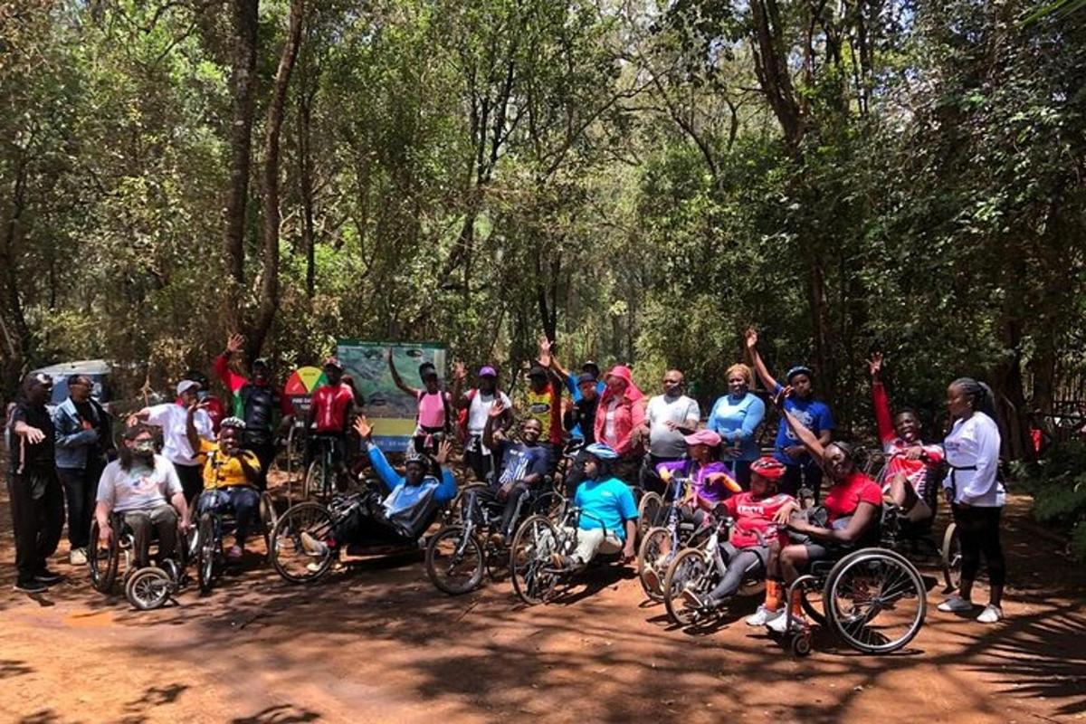 un grup de persones amb les seves bicicletes per un sender