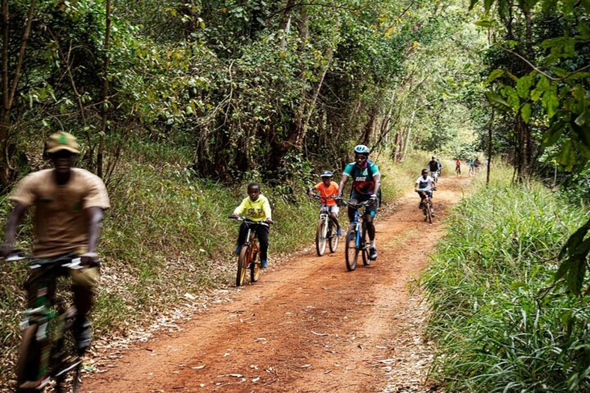 un grup de persones anant en bicicleta per un camí de terra