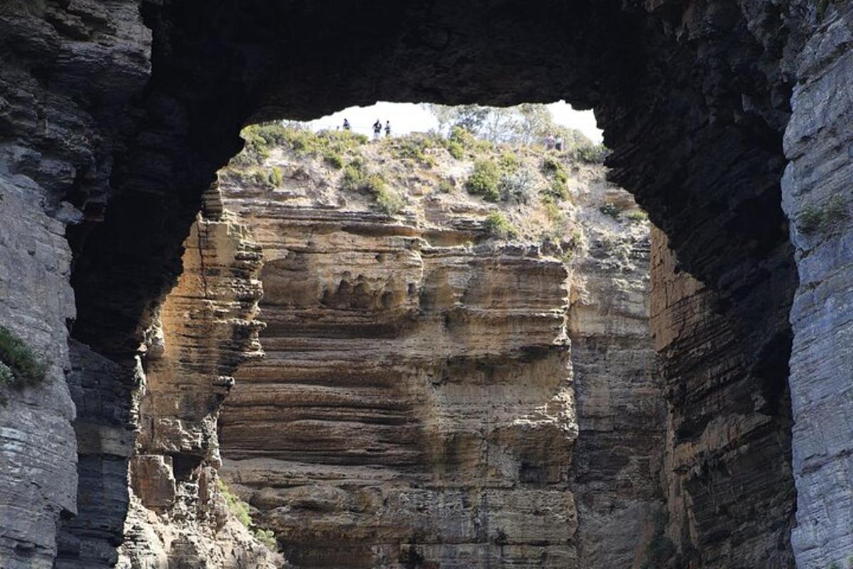 Una vista de un cañón a través de un muro de piedra.