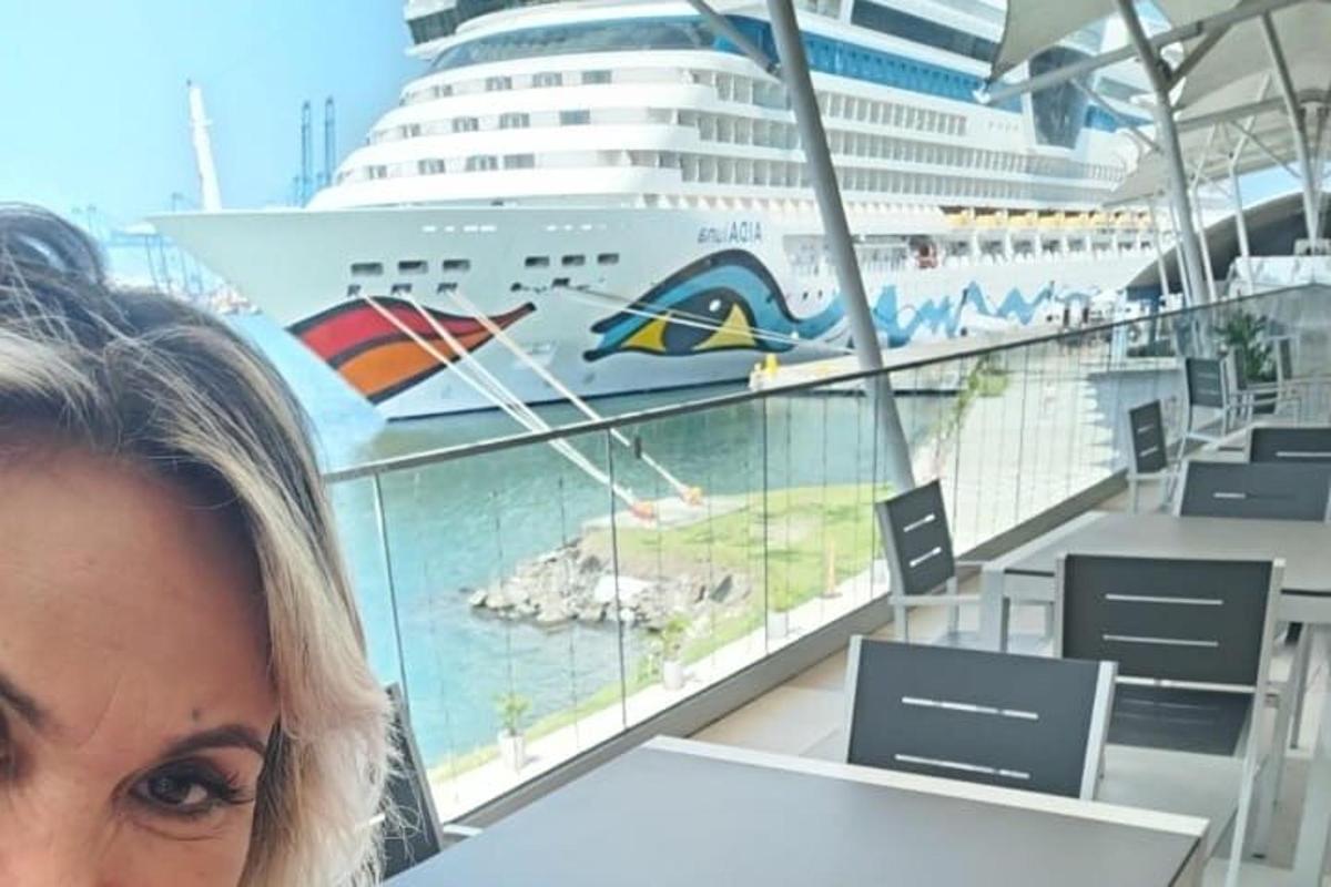 μια γυναίκα που στέκεται μπροστά από ένα κρουαζιερόπλοιο