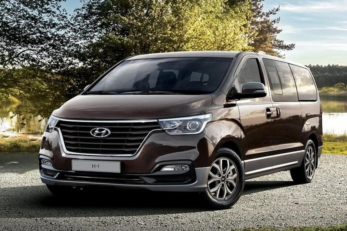 srebrny van hyundai zaparkowany obok jeziora