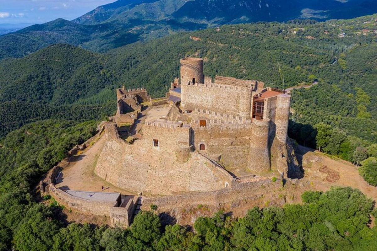 una vista aerea di un vecchio castello su una montagna