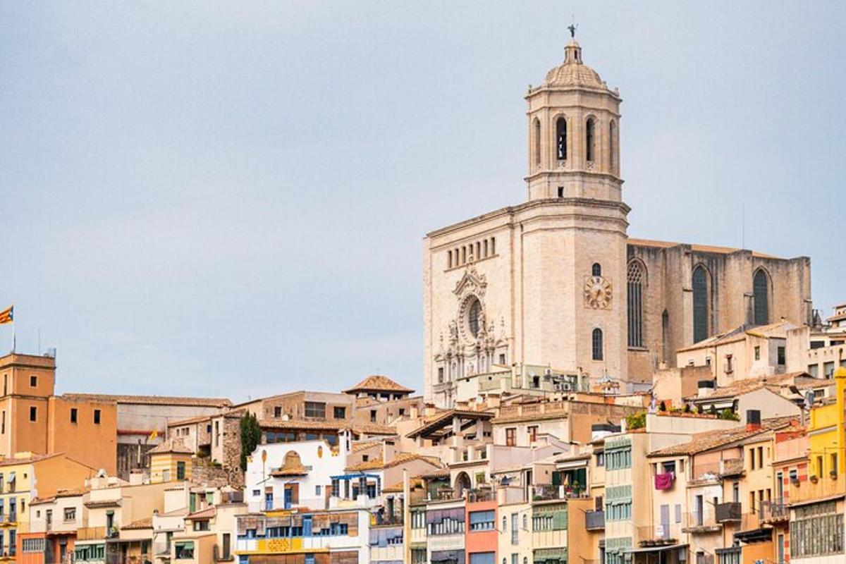 Un edificio con una torre de reloj en la cima de una ciudad.