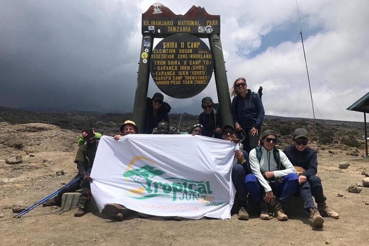 un gruppo di persone che tengono una bandiera davanti a un cartello