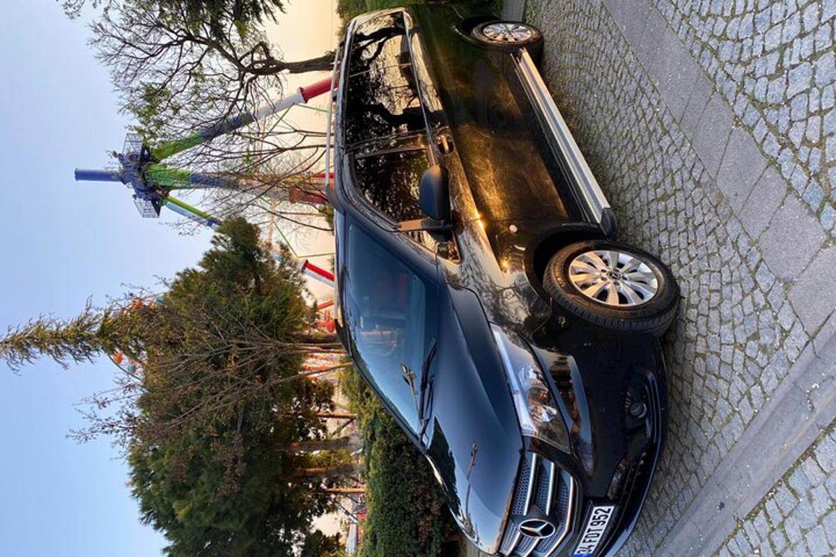 auto se opírá o zeď