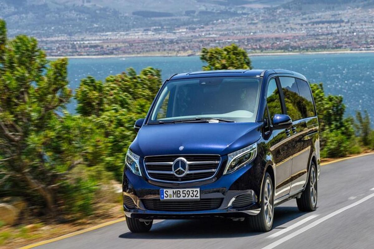 sinine Mercedes-Benzi auto sõidab mööda teed