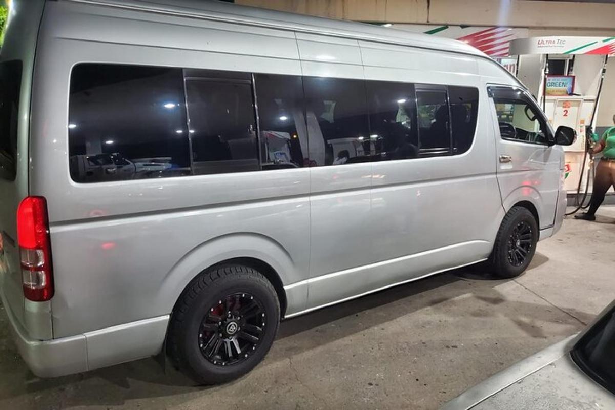uma van branca está estacionada em uma garagem