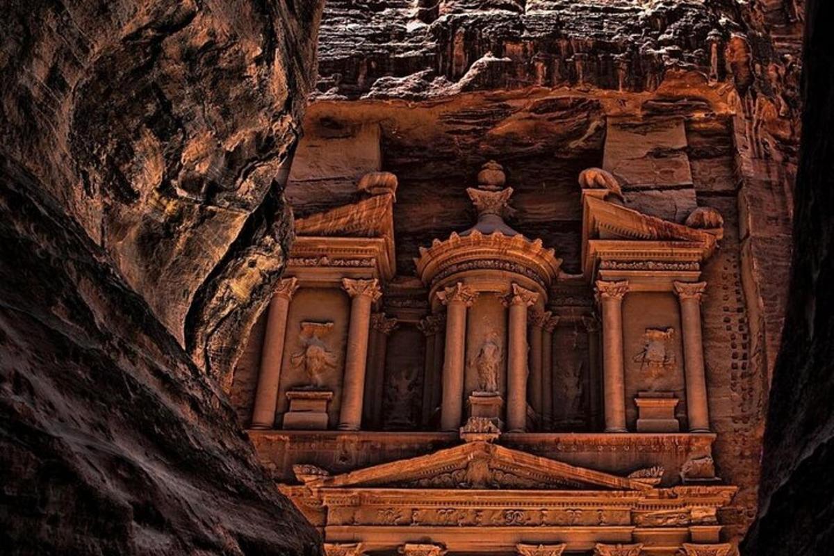 una talla d'un edifici en una cova