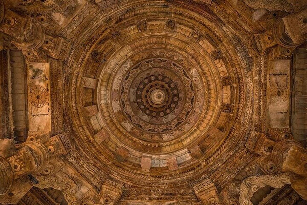 an ornate ceiling of a building with a circle