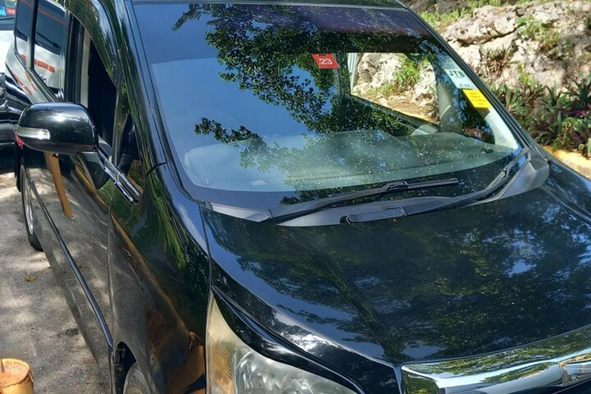 auto s rozbitým čelním sklem na boku