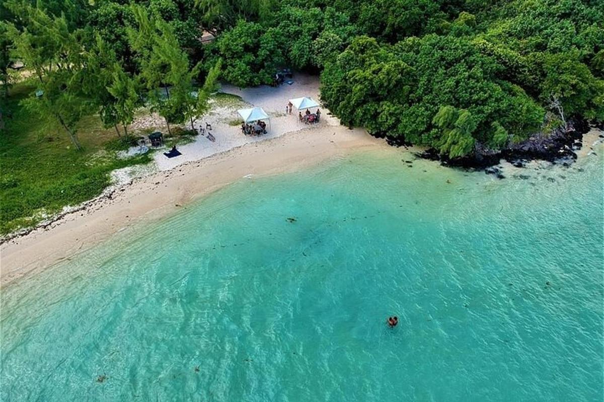 egy légi felvétel egy strandról, napernyőkkel a vízben