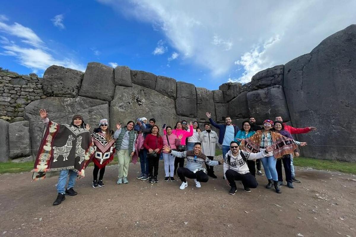 un grup de persones dempeus davant d'una formació rocosa