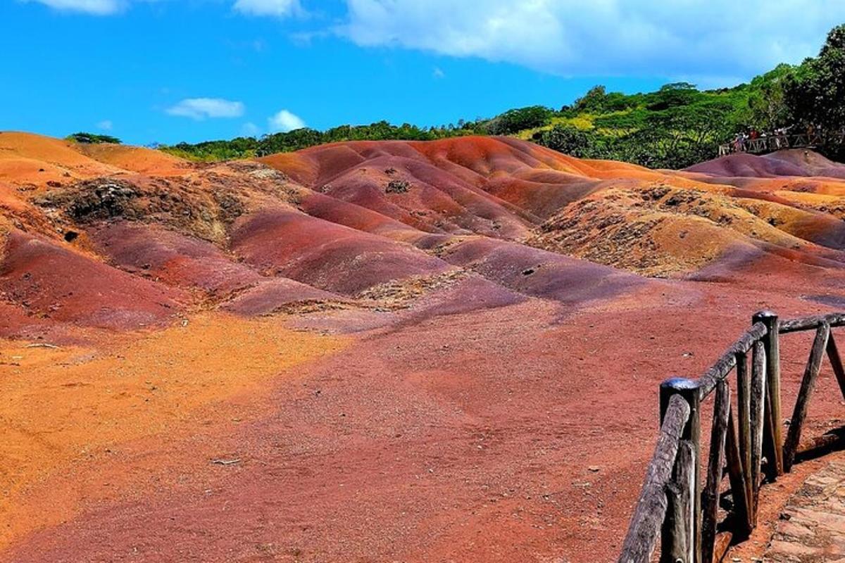 una collina di terra rossa con una recinzione