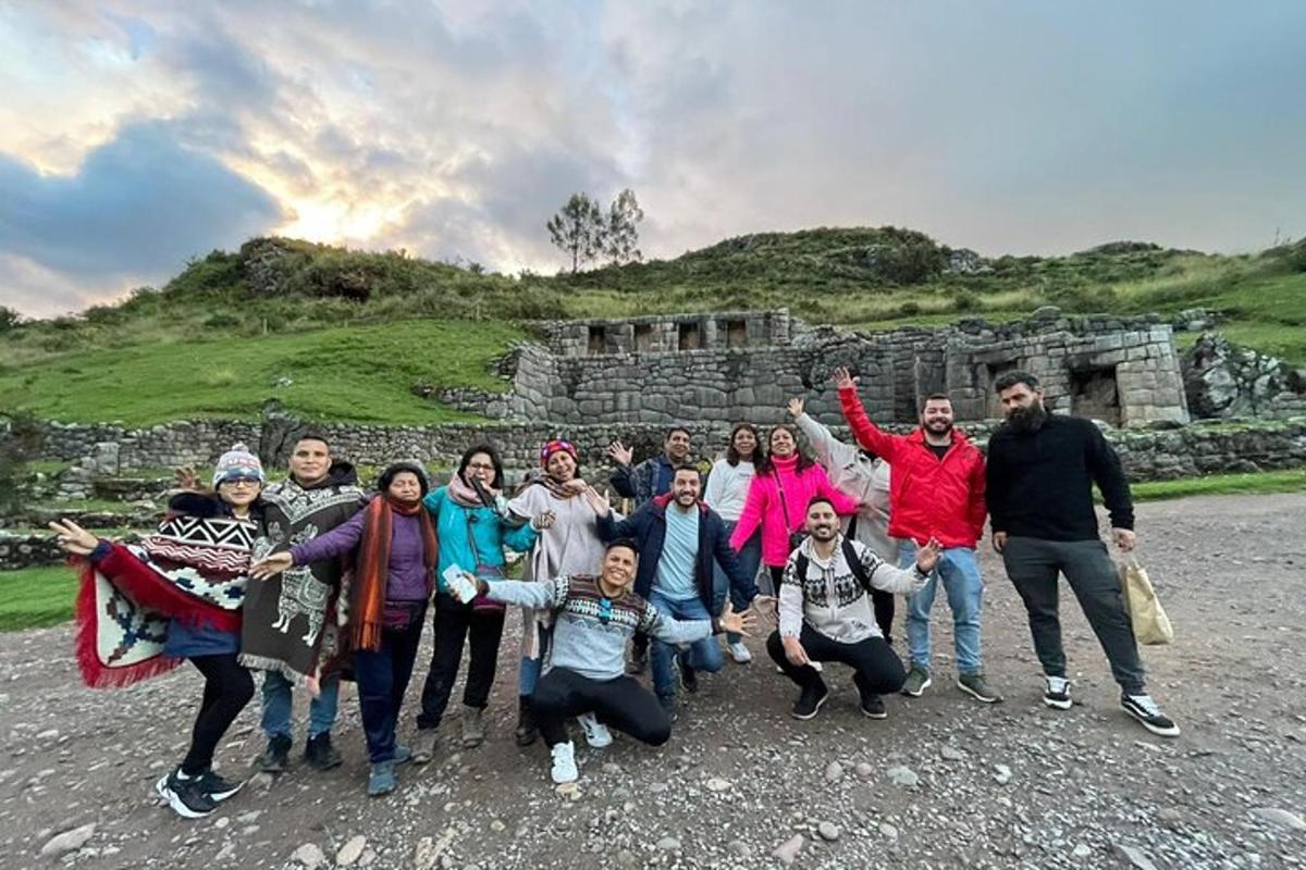 un grup de persones posant per a una foto davant d'una ruïna