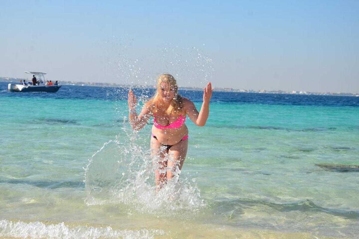 en ung pige i vandet på stranden