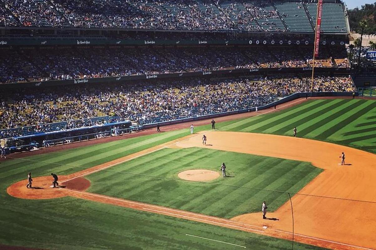 una vista aerea di una partita di baseball in uno stadio