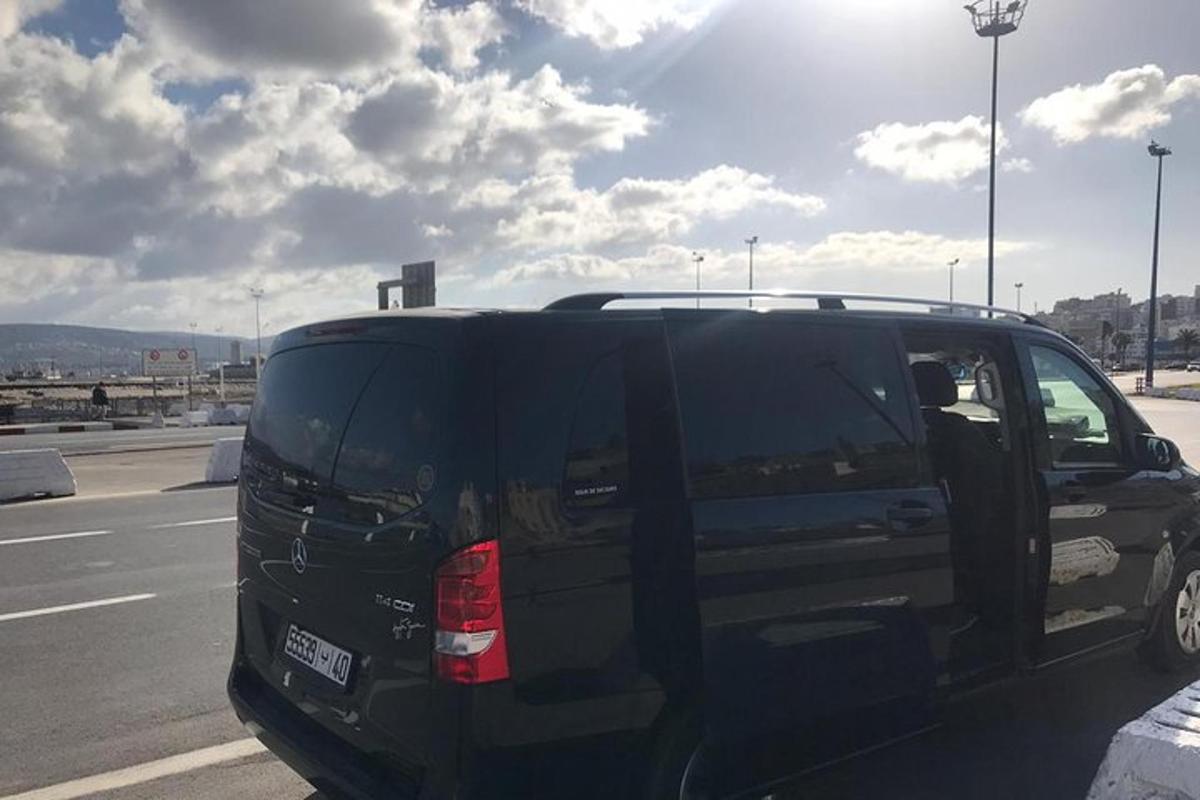 egy fekete furgon parkolt az út szélén