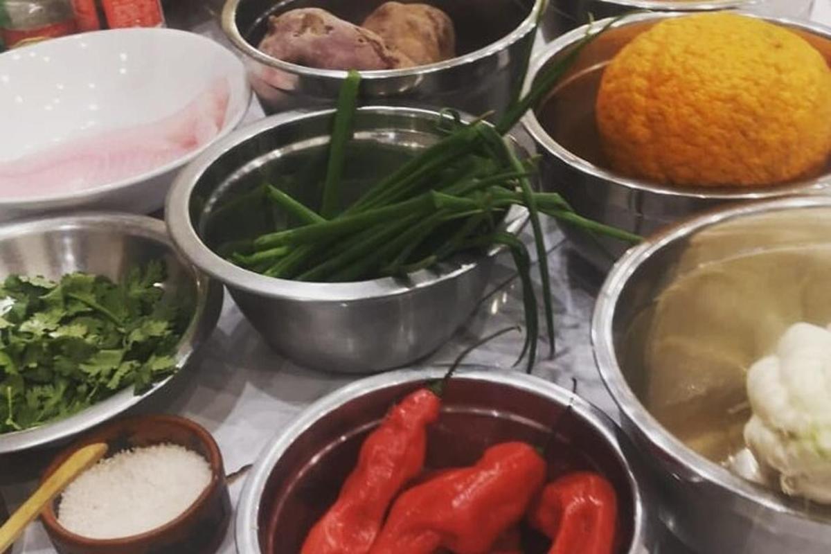 sekelompok mangkuk makanan dengan paprika dan bahan-bahan lainnya