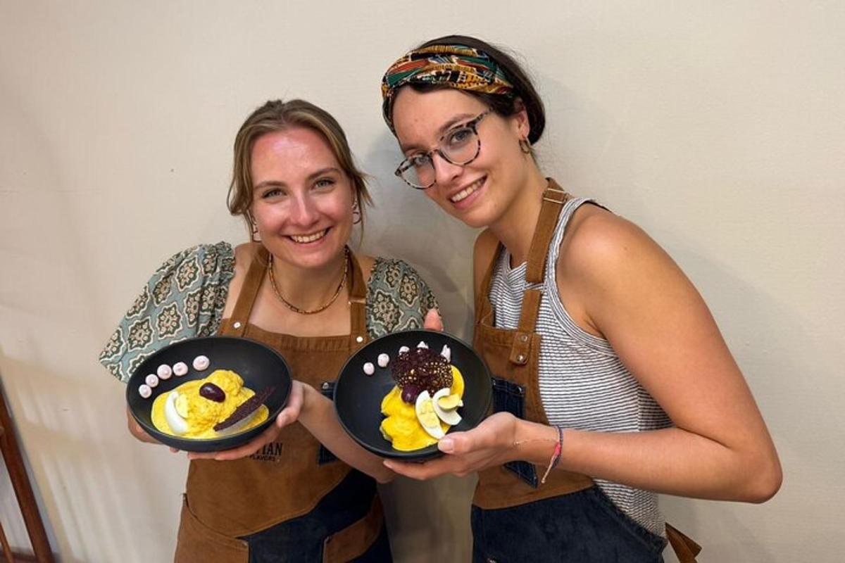 két nő tányérokat tart a kezében