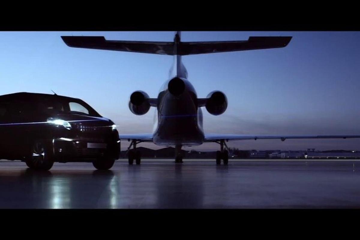 um avião está estacionado na pista de um aeroporto