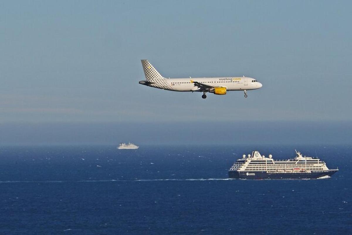 um avião voando sobre um navio de cruzeiro no oceano
