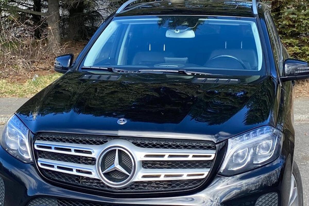 avtomobil mercedes benz parkiran na cesti