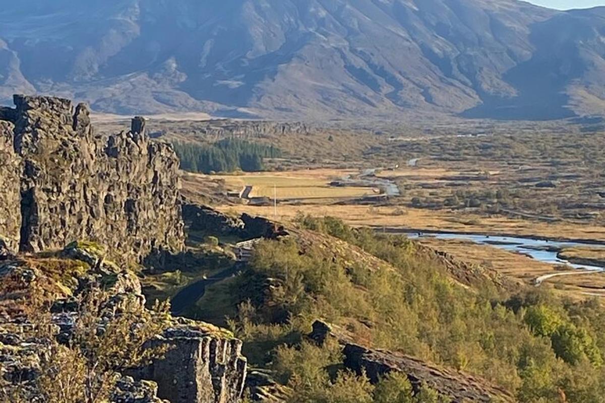 una vista di una valle con un fiume e montagne