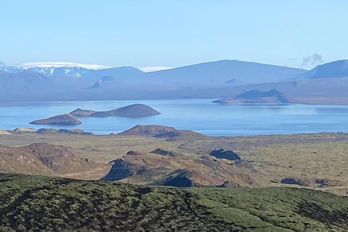 山を背景にした大きな水域