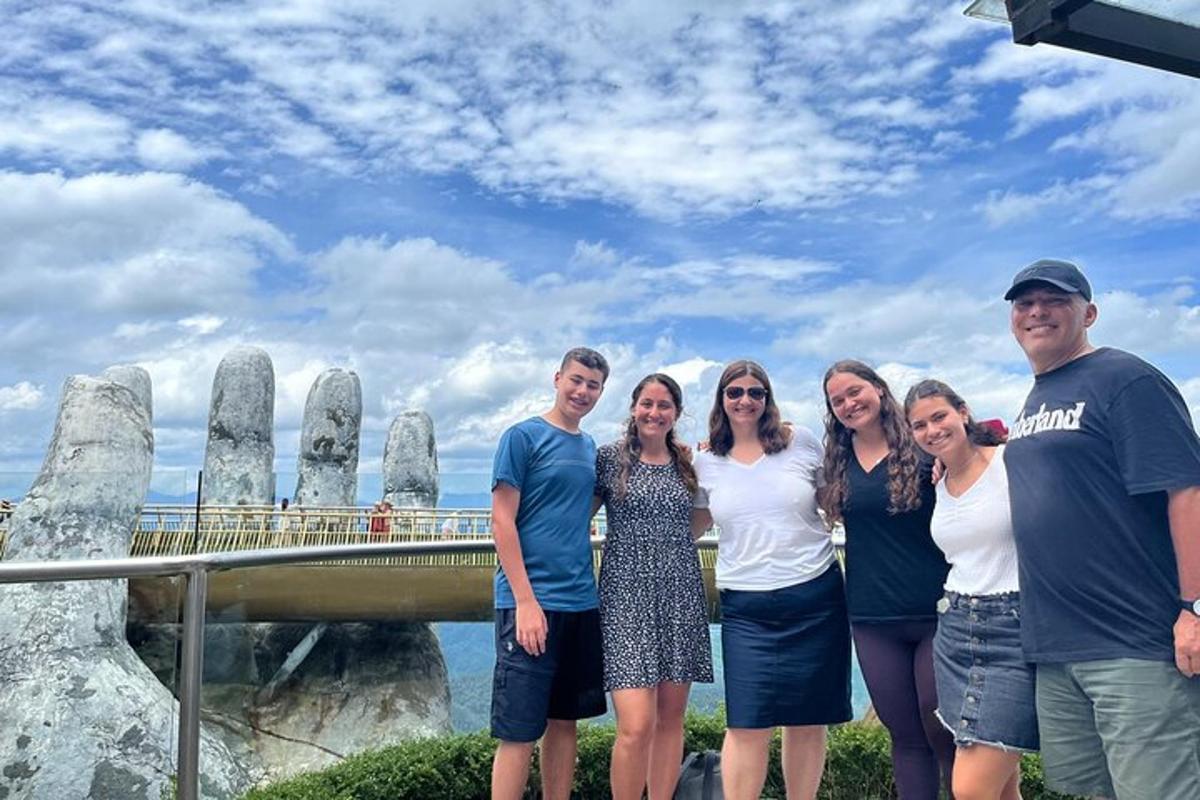 um grupo de pessoas em pé em frente a uma estátua