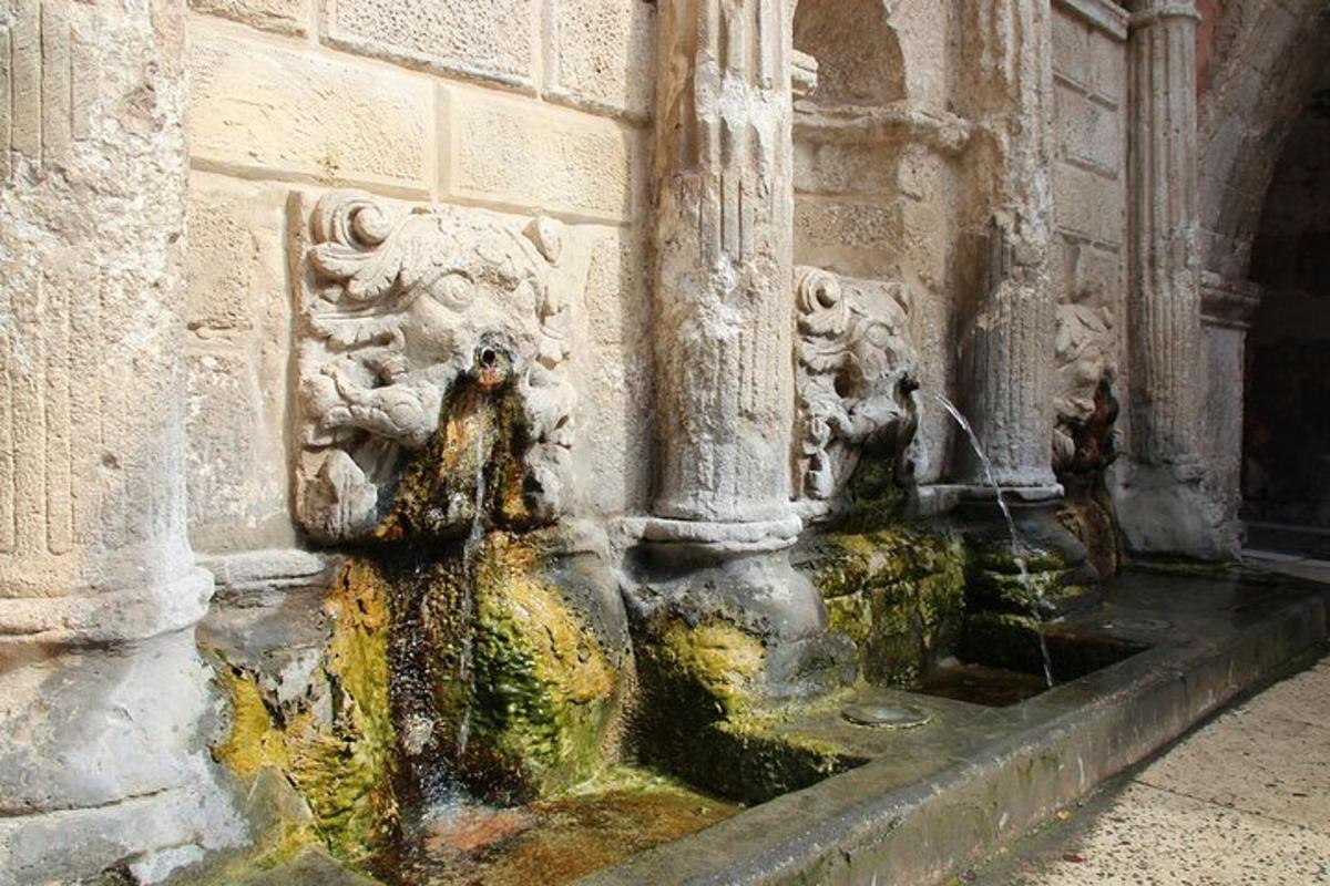 una fuente de agua en el costado de un edificio