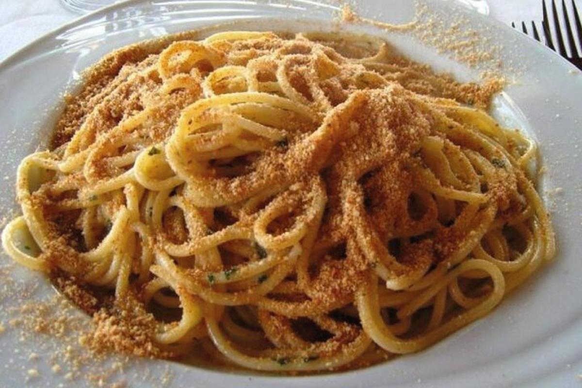 lautanen pastaa valkoisella lautasella