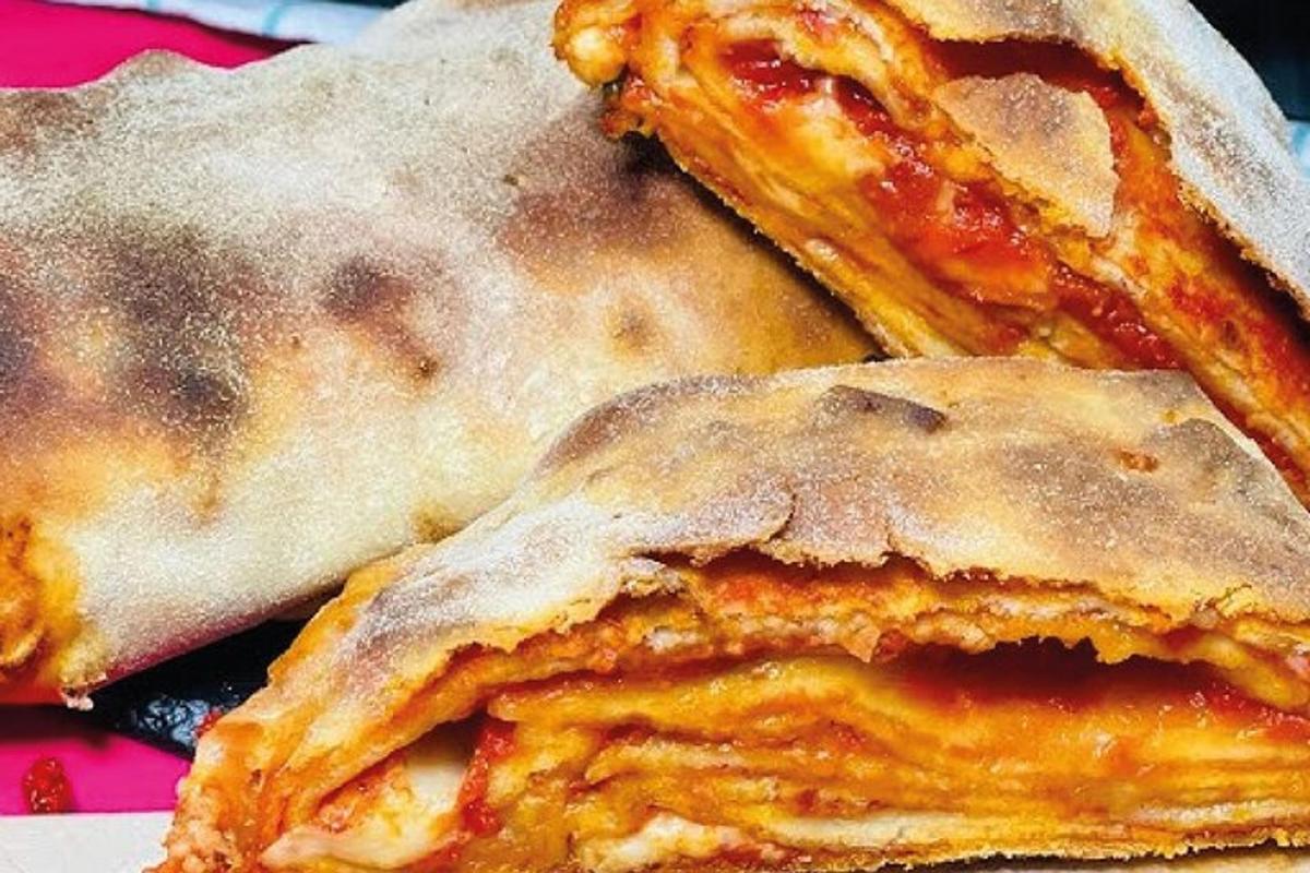două bucăți de mâncare așezate pe o masă