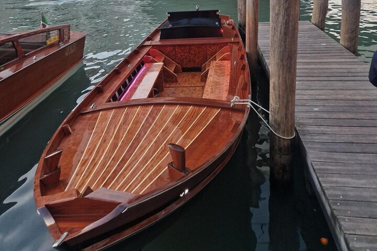 una barca di legno legata a un molo di legno