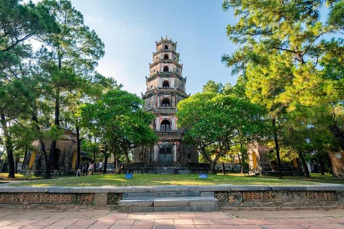 un edificio con una torre in mezzo a un parco