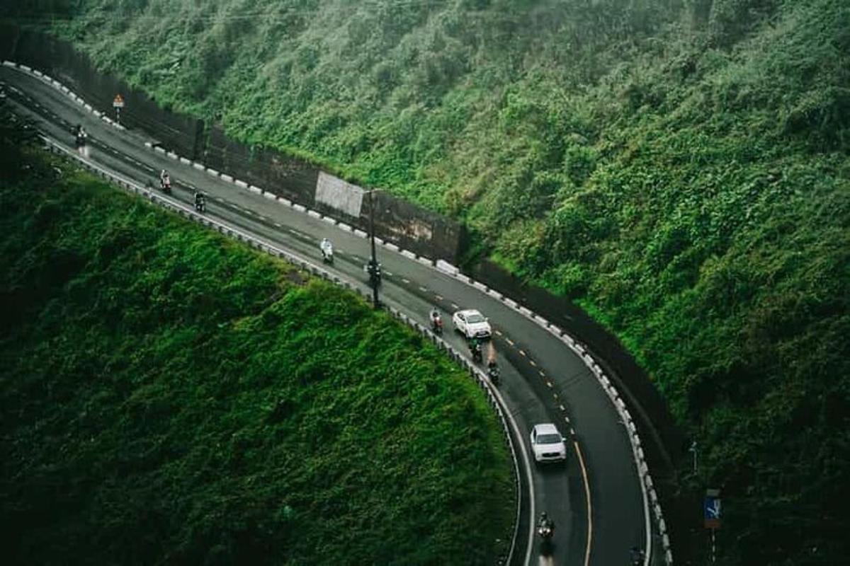 una vista dall'alto di una strada con auto su di essa