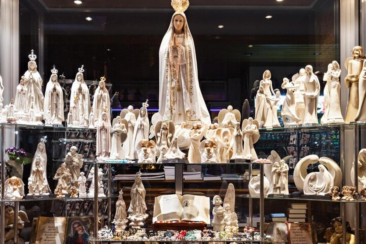 una vetrina piena di statuette bianche e un abito da sposa