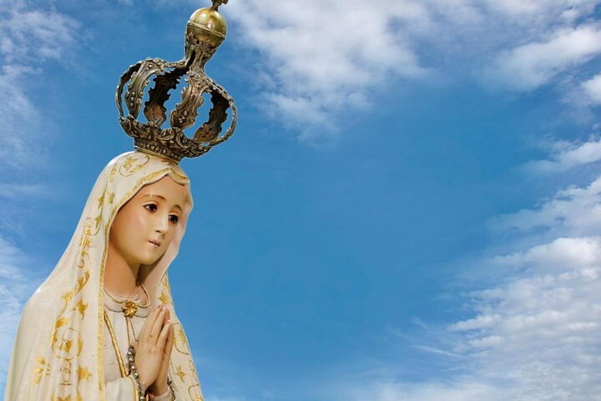 o statuie a unei femei cu o coroană pe cap