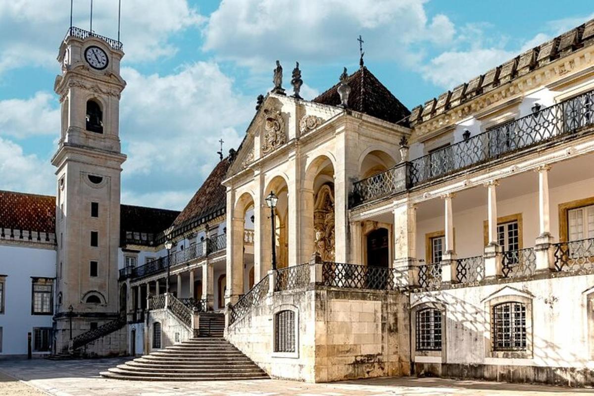 un edificio con una torre dell'orologio e un edificio con scale