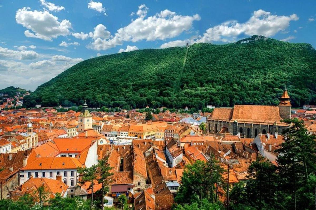 uma vista de uma cidade com uma colina ao fundo