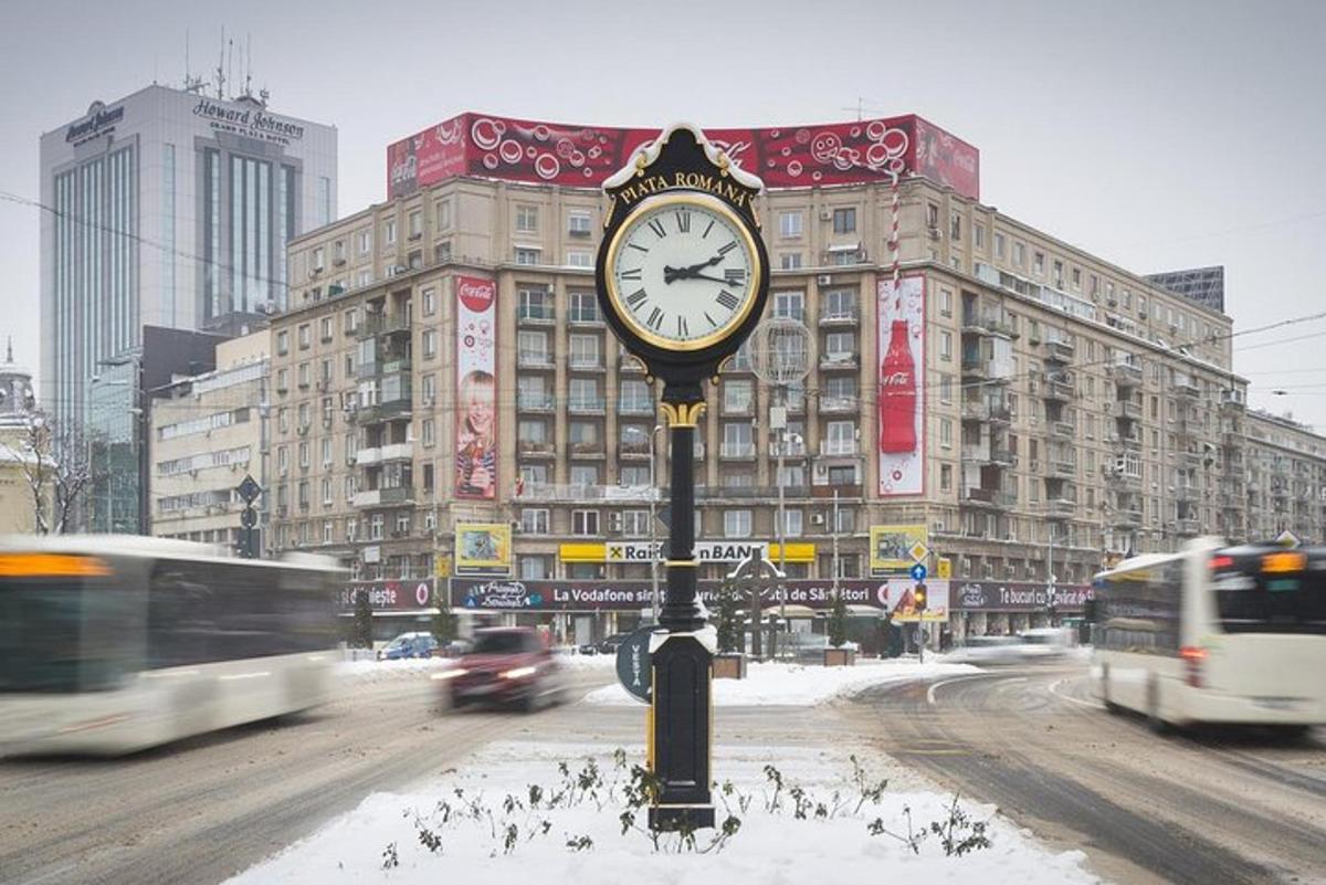 un ceas pe un stâlp în mijlocul străzii