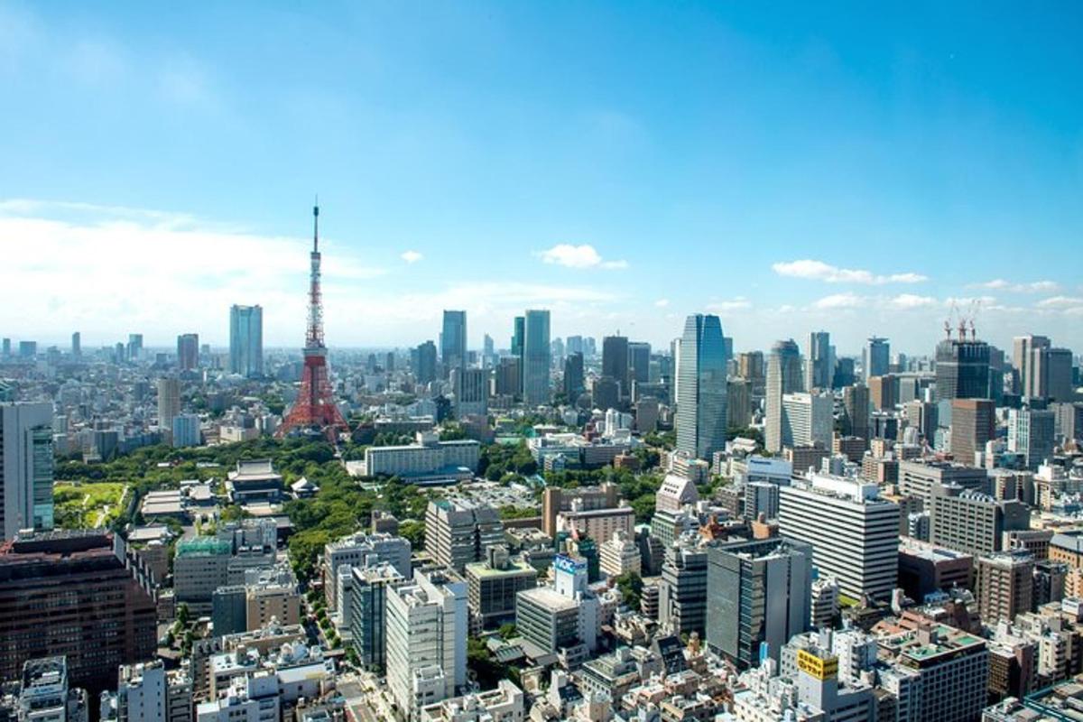 una vista aerea di una città con la torre Eiffel