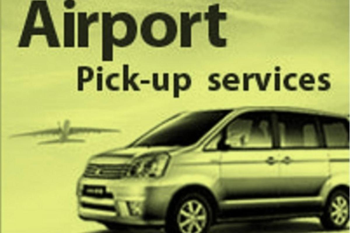 un cartello che dice servizi di trasferimento dall'aeroporto